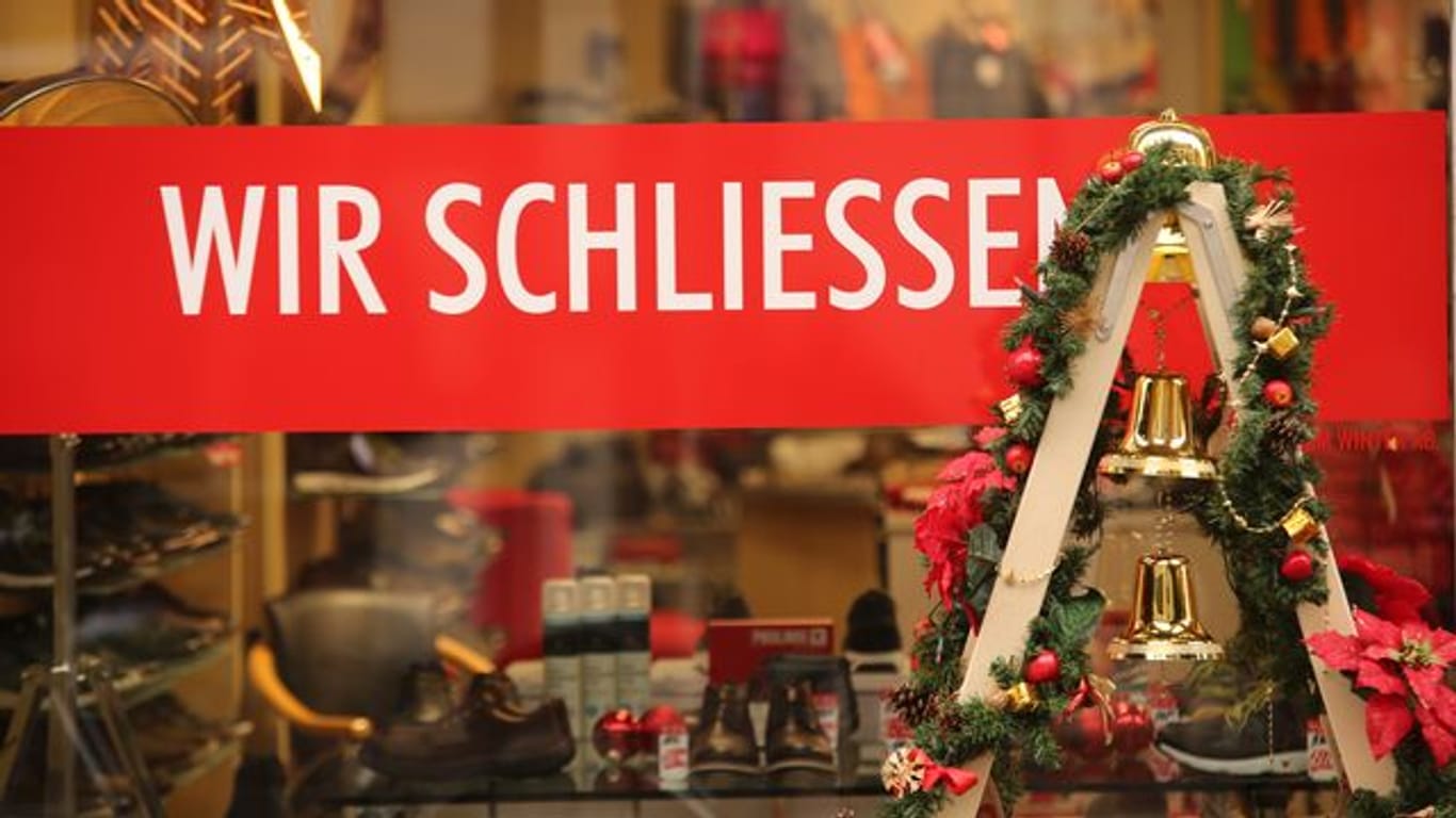 "Wir schließen" ist am dritten Adventswochenende an einem Schuhgeschäft in der Innenstadt von Wernigerode zu lesen.