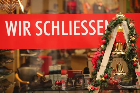 "Wir schließen" ist am dritten Adventswochenende an einem Schuhgeschäft in der Innenstadt von Wernigerode zu lesen.