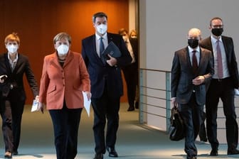 Bundeskanzlerin Angela Merkel (CDU) kommt zusammen mit Michael Müller (SPD, r), Regierender Bürgermeister von Berlin, Olaf Scholz (SPD, 2.