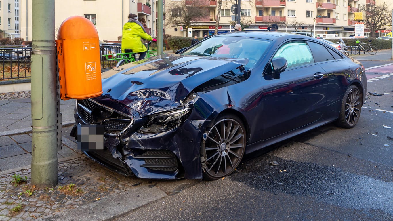 Ein Auto ist gegen eine Laterne gekracht (Symbobild): Laut einer Erhebung von Generali liegt Hagen auf Platz eins der Unfall-Städte.