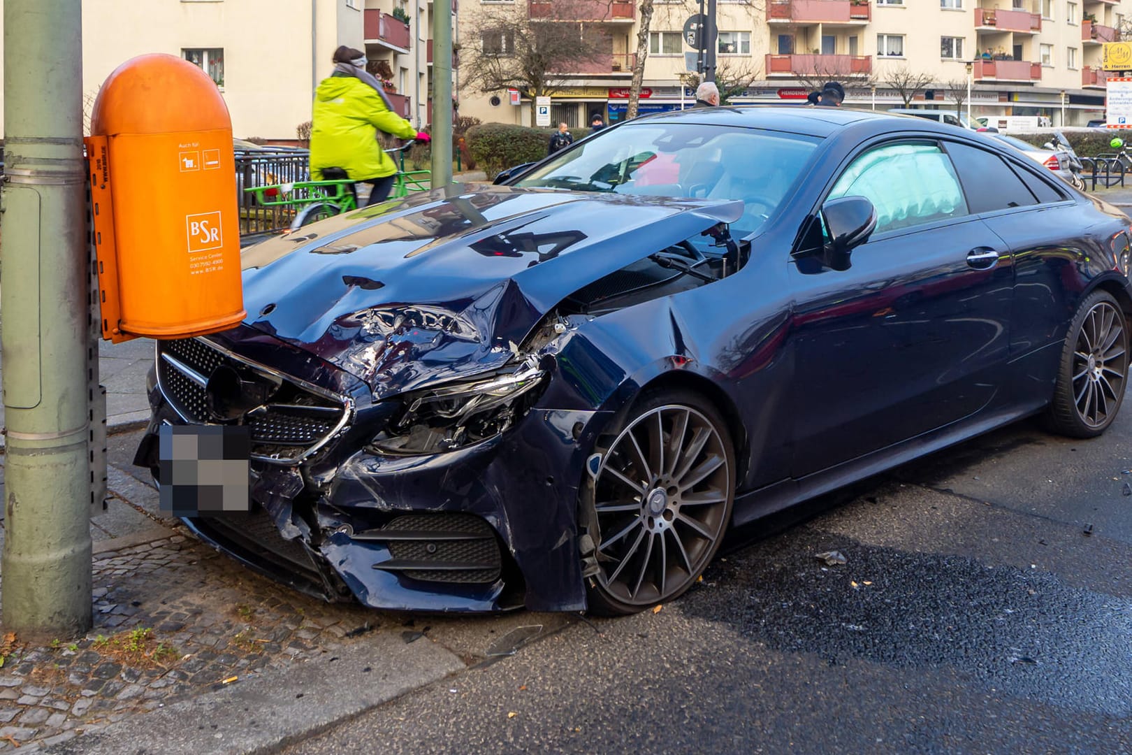 Ein Auto ist gegen eine Laterne gekracht (Symbobild): Laut einer Erhebung von Generali liegt Hagen auf Platz eins der Unfall-Städte.