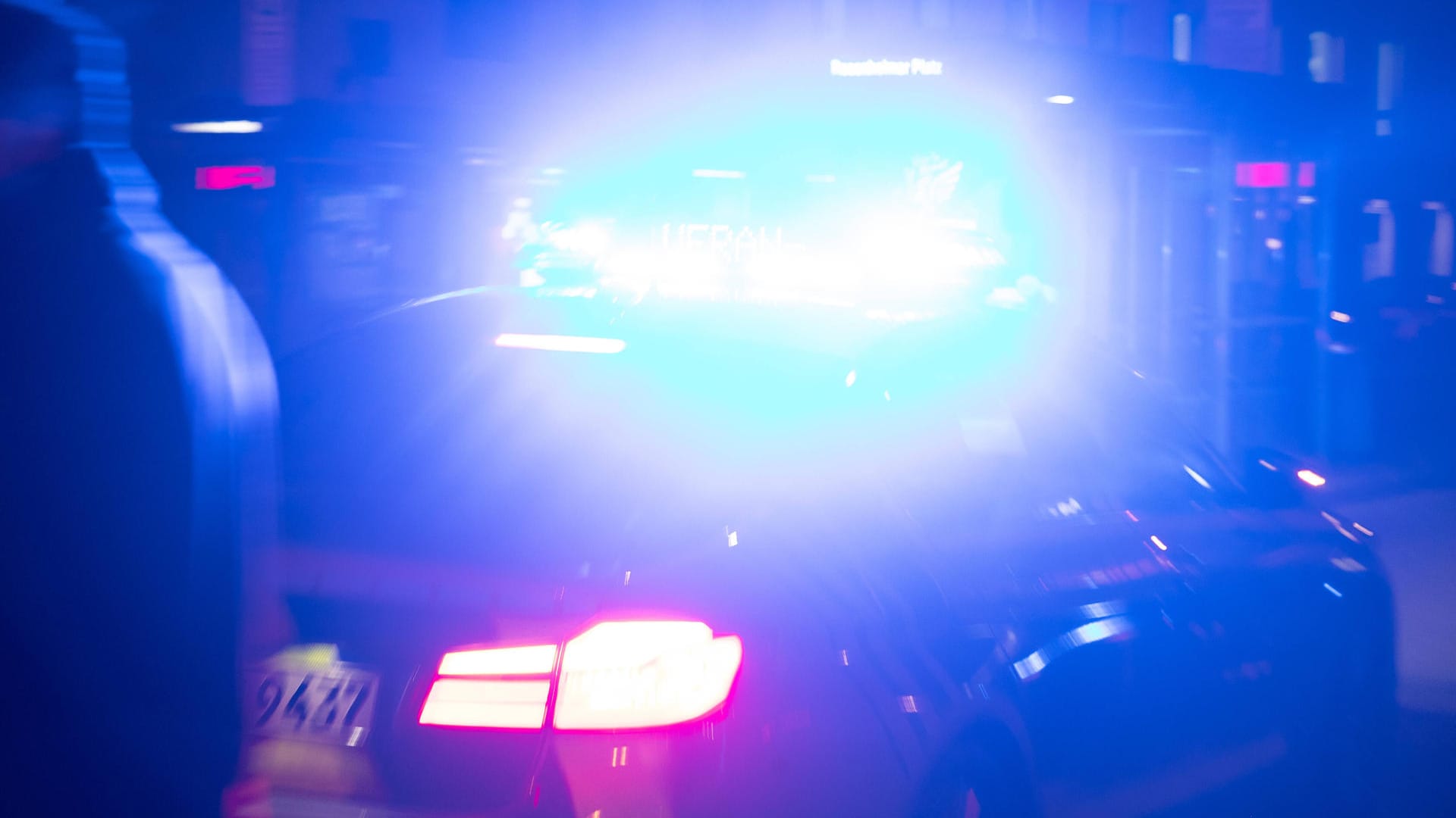 Ein Polizeiwagen mit Blaulicht im Einsatz (Symbolbild): In Essen hat ein Streifenwagen einen Unfall verursacht. Ein Polizeiwagen mit Blaulicht im Einsatz (Symbolbild): In Essen hat ein Streifenwagen einen Unfall verursacht.