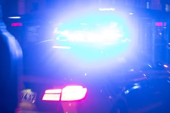 Ein Polizeiwagen mit Blaulicht im Einsatz (Symbolbild): In Essen hat ein Streifenwagen einen Unfall verursacht.