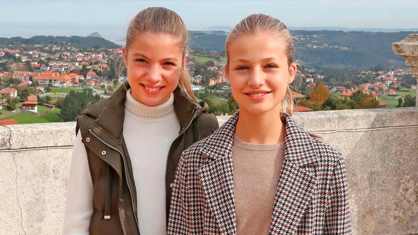 Weihnachtskarte der spanischen Königsfamilie: Prinzessin Leonor und Prinzessin Sofia schmücken das Cover.