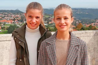 Weihnachtskarte der spanischen Königsfamilie: Prinzessin Leonor und Prinzessin Sofia schmücken das Cover.