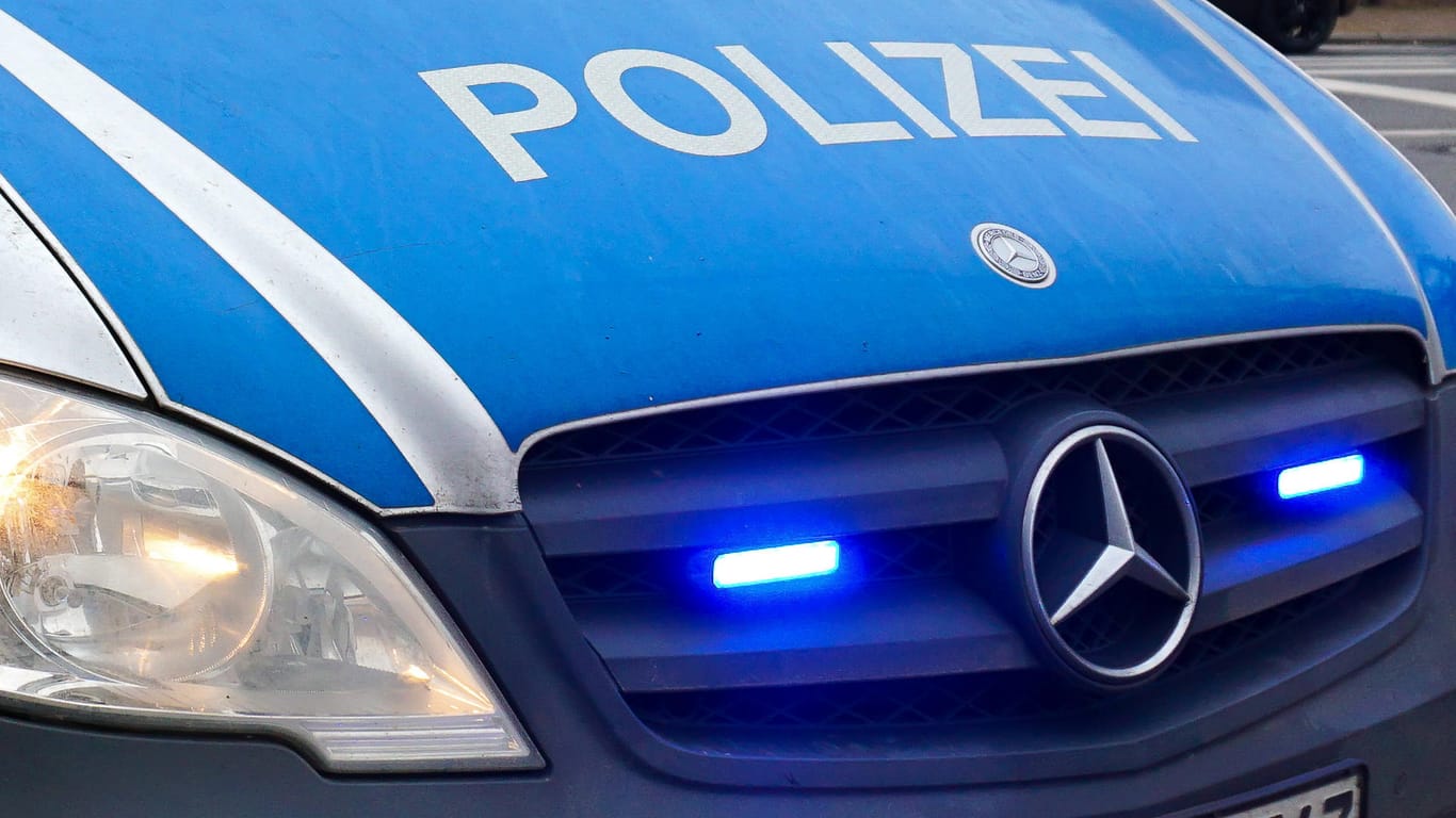 Ein Streifenwagen der Polizei mit Blaulicht (Symbolbibld): Ein Dieb wurde in Köln zum 21. Mal festgenommen.