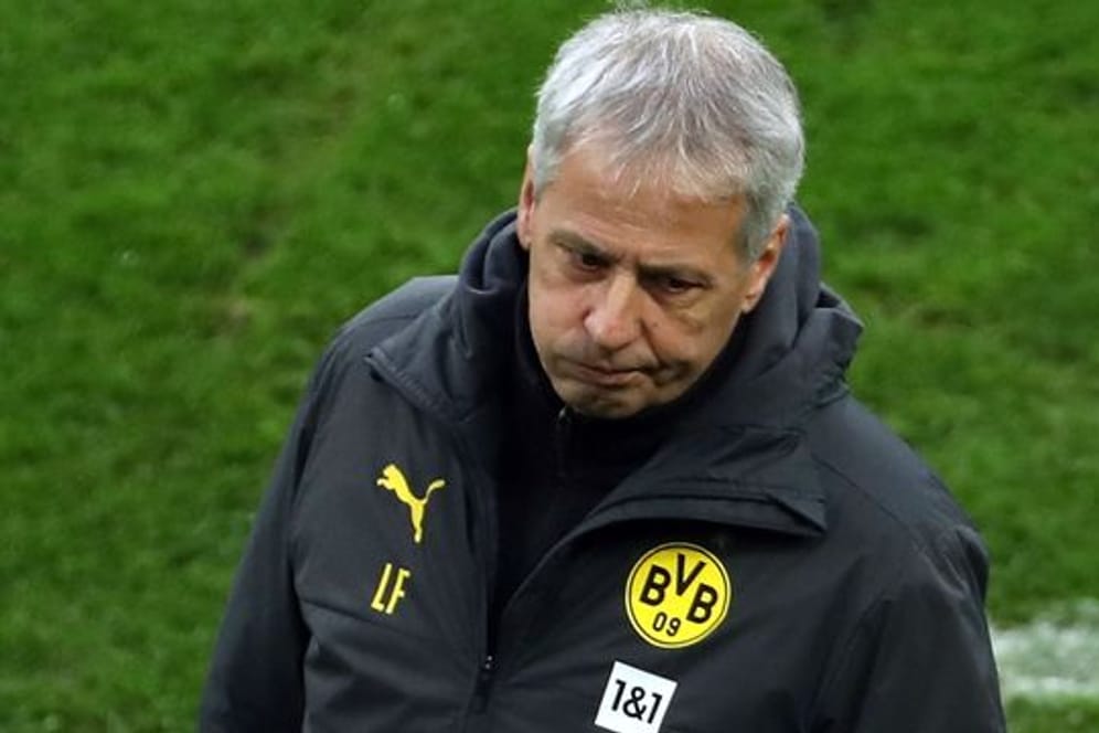 Dortmunds Trainer Lucien Favre verzieht das Gesicht