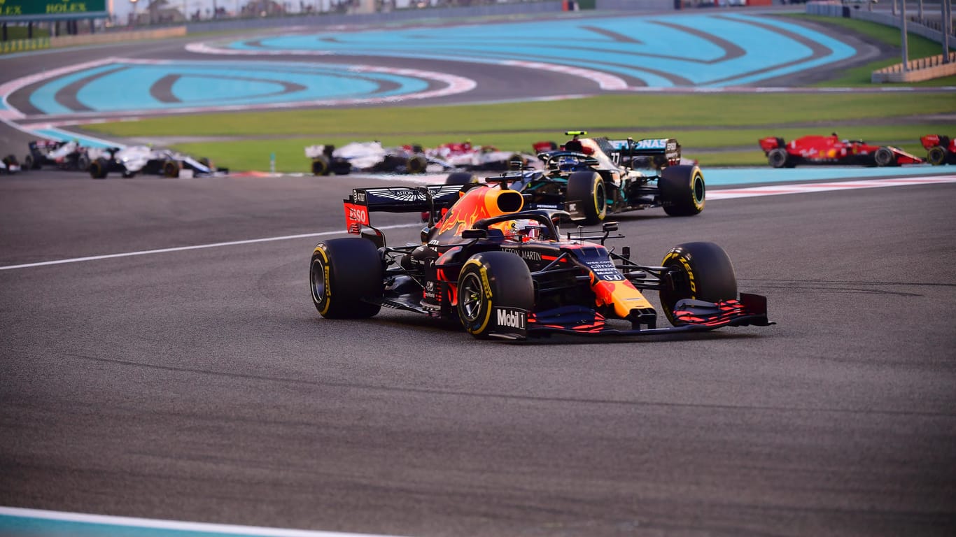 Max Verstappen führt das Feld in Abu Dhabi an.