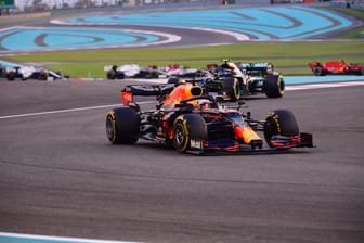 Max Verstappen führt das Feld in Abu Dhabi an.