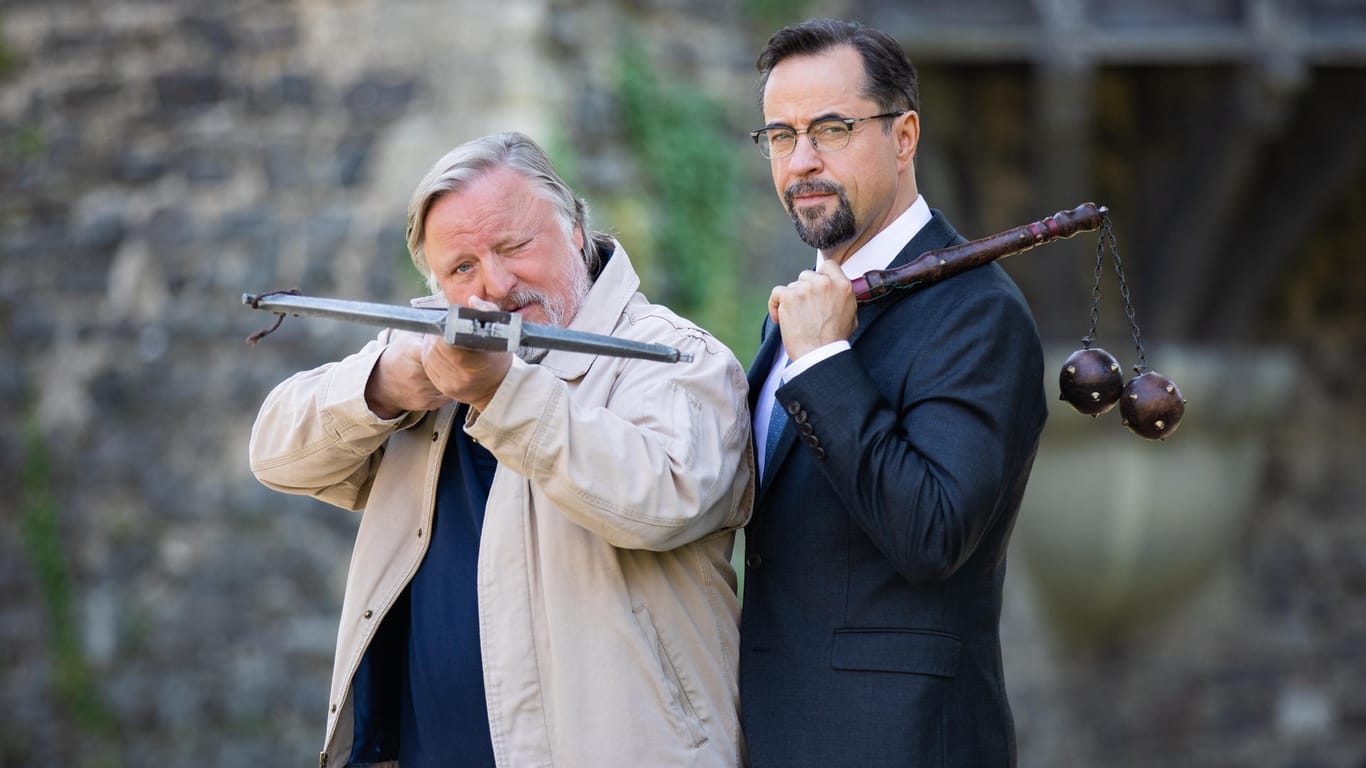 "Tatort: Es lebe der König!": Die Schauspieler Jan Josef Liefers als Karl-Friedrich Boerne und Axel Prahl als Frank Thiel vor dem Schloss Hülchrath.