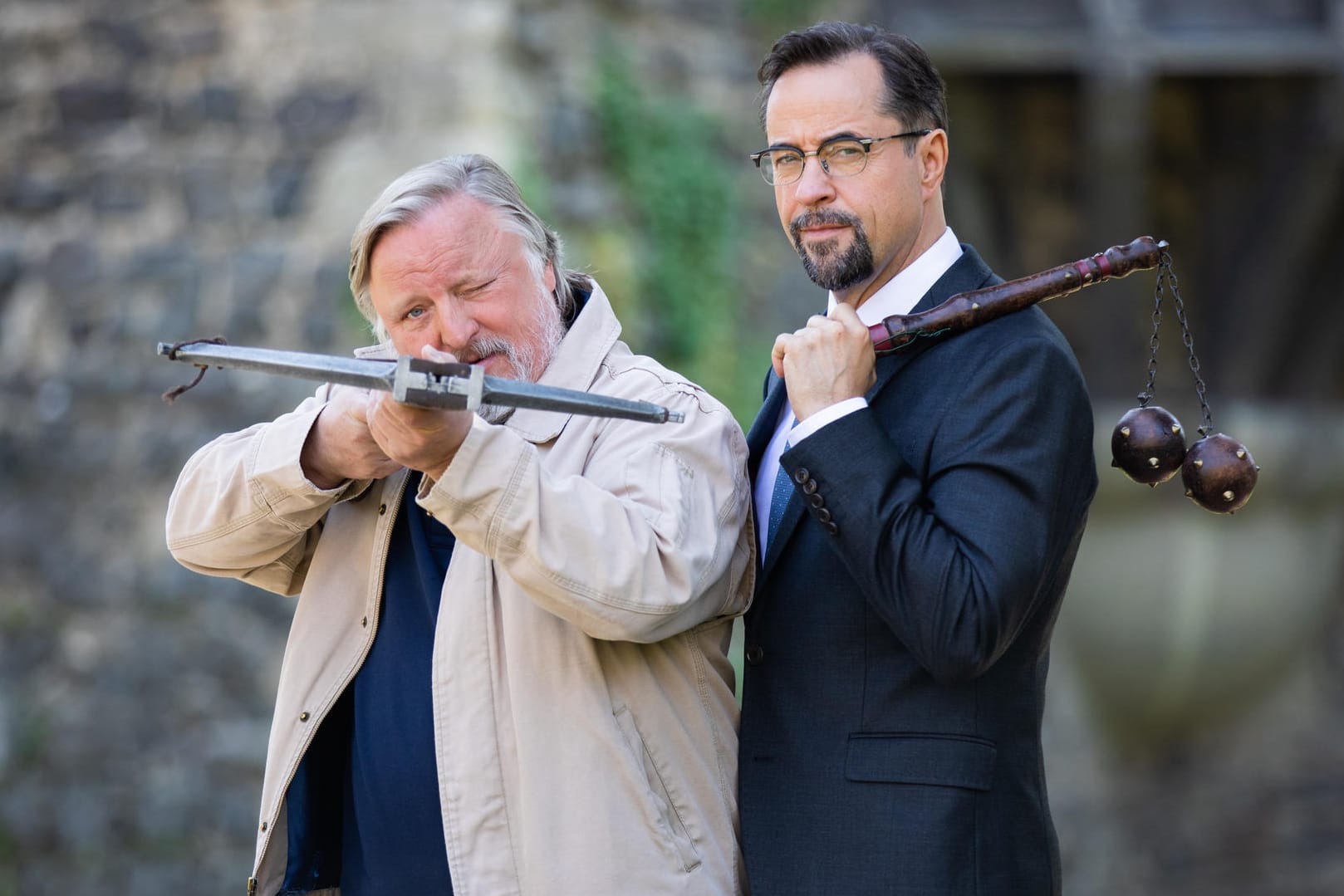 "Tatort: Es lebe der König!": Die Schauspieler Jan Josef Liefers als Karl-Friedrich Boerne und Axel Prahl als Frank Thiel vor dem Schloss Hülchrath.