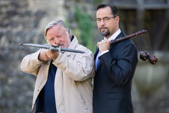 "Tatort: Es lebe der König!": Die Schauspieler Jan Josef Liefers als Karl-Friedrich Boerne und Axel Prahl als Frank Thiel vor dem Schloss Hülchrath.