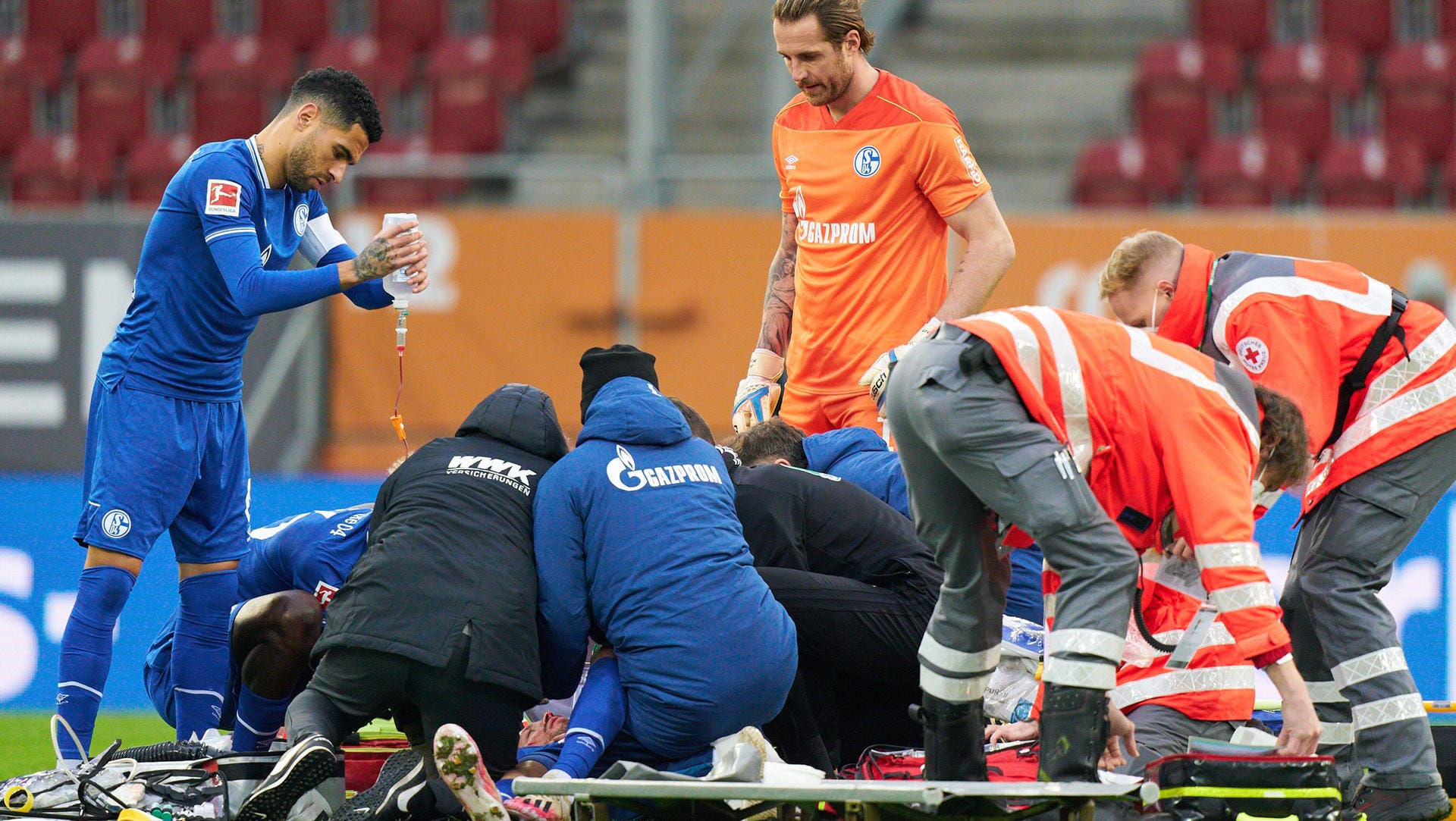 Schockmoment in Augsburg: Nach einem Zusammenprall mit Felix Uduokhai musste der regungslose Mark Uth vom Platz getragen werden.