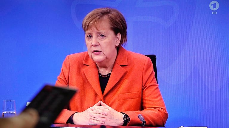 Fernsehübertragung der Pressekonferenz: Für das Seltsame Hin und Her in den Corona-Maßnahmen ist nicht Merkel verantwortlich, meint t-online-Kolumnist Gerhard Spörl.