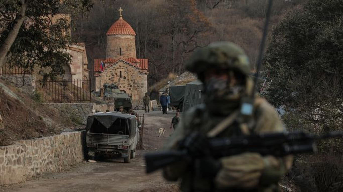 Ein Soldat aus Russland bewacht ein armenisches Kloster in Kalbadschar, nachdem die Region in Berg-Karabach in aserbaidschanische Kontrolle übergeben wurde.