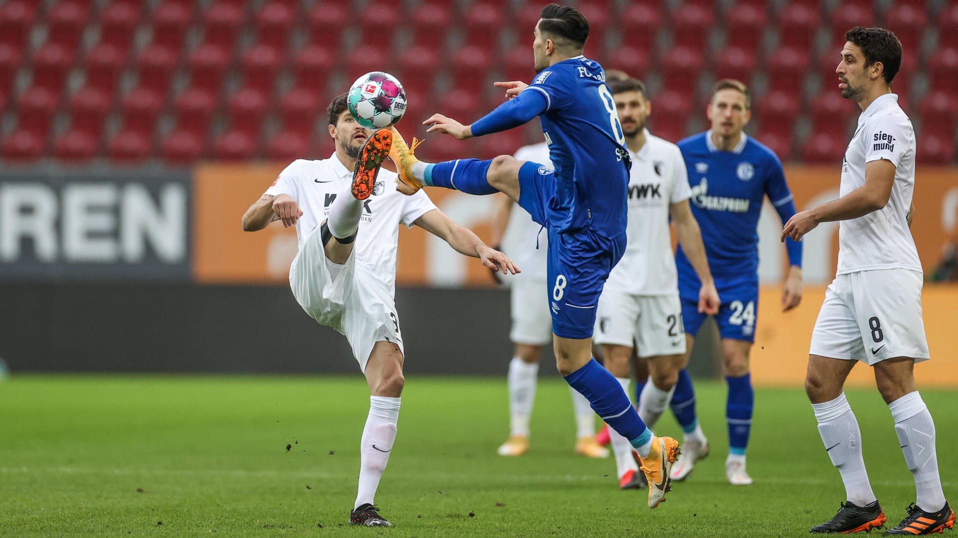 Schalkes Serdar (M.) im Kampf um den Ball.