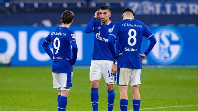 Schalkes Suat Serdar steht mit anderen Spielern auf dem Platz