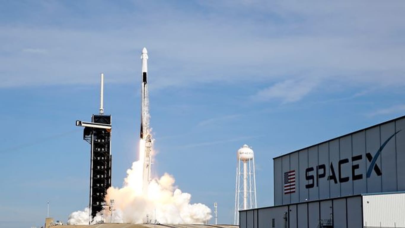 Eine SpaceX Falcon 9-Rakete hebt auf der Startrampe 39A im Kennedy Space Center ab.