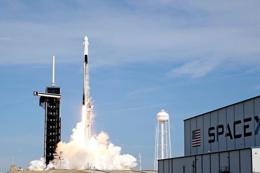 Eine SpaceX Falcon 9-Rakete hebt auf der Startrampe 39A im Kennedy Space Center ab.
