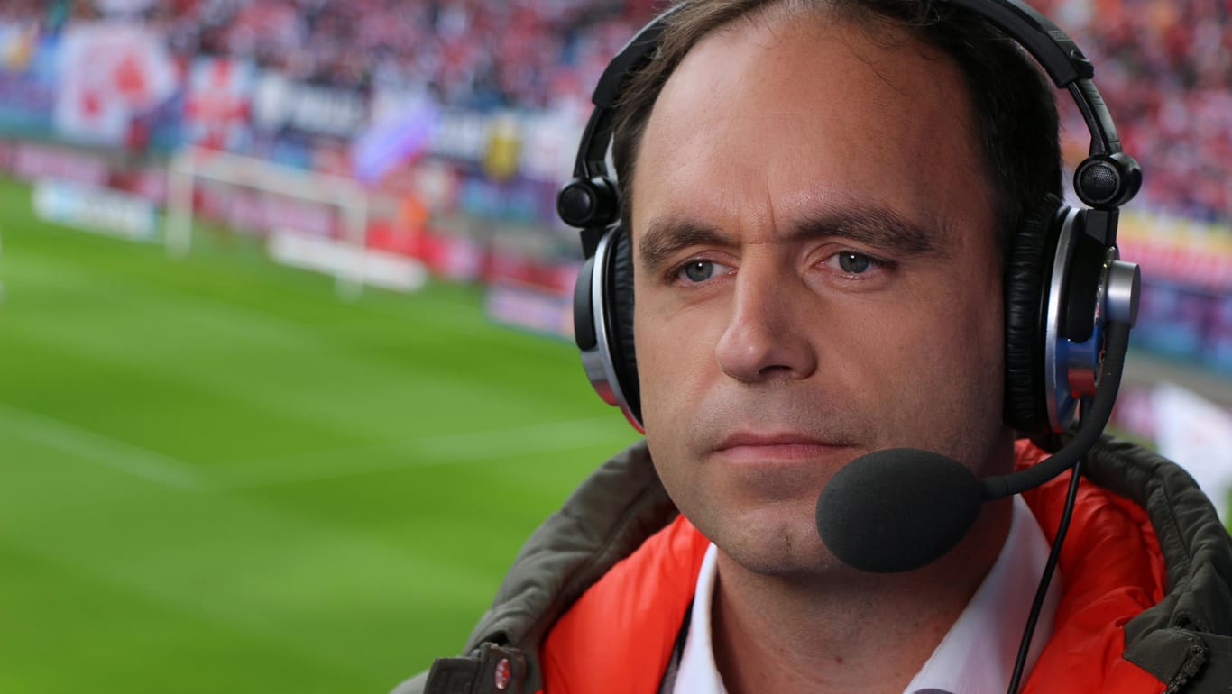 Jonas Friedrich: Der Kommentator begleitete die Partie zwischen Augsburg und dem FC Schalke für TV-Sender Sky.