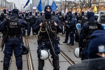Polizisten in Schutzuniform stehen während einer Demonstration in der Hauptstadt Warschau Wache.