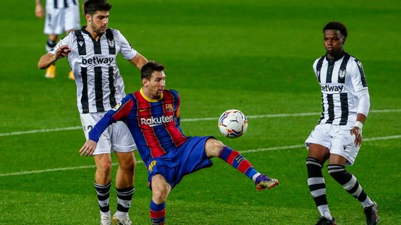 Lionel Messi (M) erzielte Barcelonas Siegtor gegen Levante.