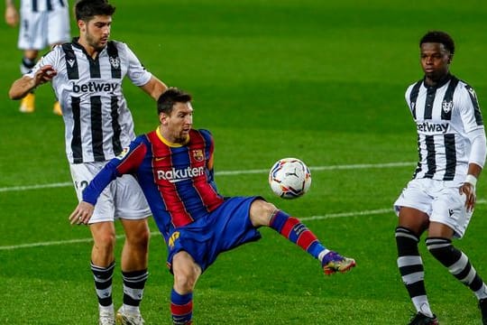 Lionel Messi (M) erzielte Barcelonas Siegtor gegen Levante.