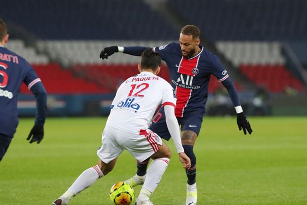 PSG-Superstar Neymar (r) im Duell mit Lyons Lucas Paqueta.