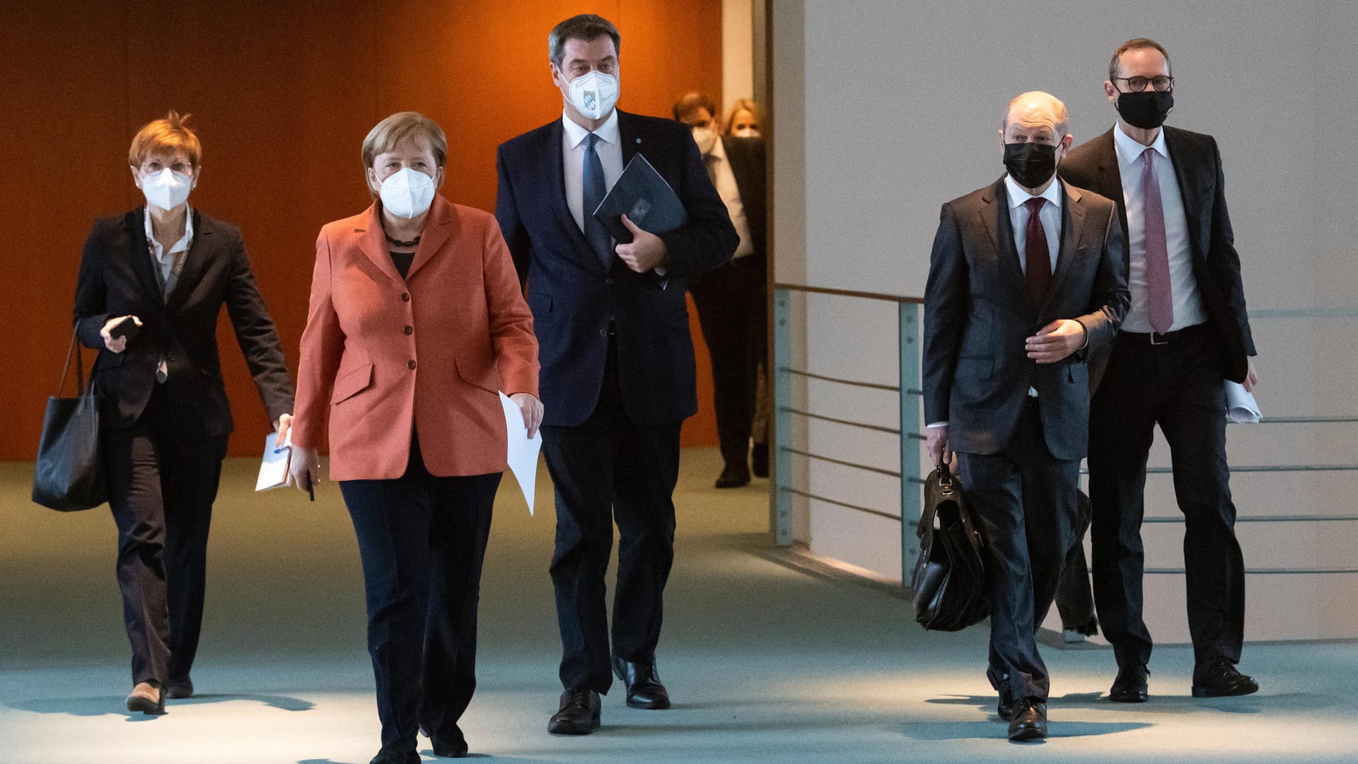 Merkel, Söder, Scholz, Müller auf dem Weg zur gestrigen Pressekonferenz.