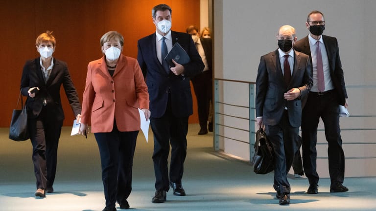 Merkel, Söder, Scholz, Müller auf dem Weg zur gestrigen Pressekonferenz.