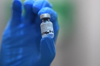 Der Corona-Impfstoff des Mainzer Unternehmens Biontech und dessen US-Partner Pfizer hat auch in den USA die Notfallzulassung erhalten.