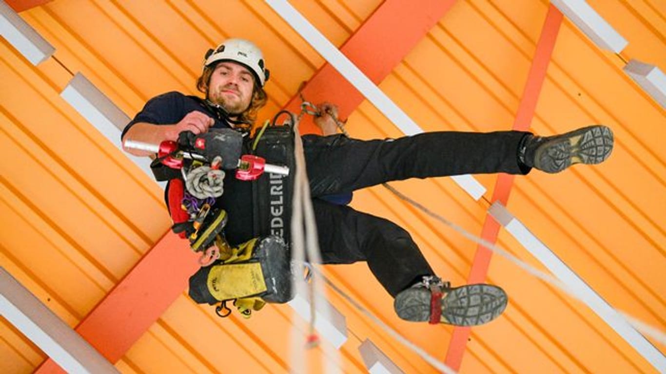 Safety first: Der Industriekletterer Manuel Driller ist mit Helm, Gurt, Karabinern, Seilen, Trägerklemmen, Sicherungsgerät, Abseilgerät und Erste-Hilfe-Tasche ausgestattet.