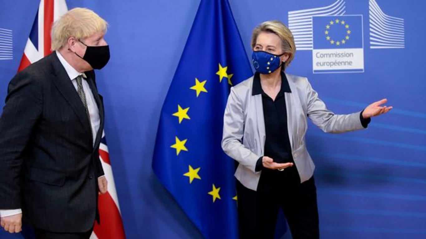Hier gehts lang: EU-Kommisonschefin Ursula von der Leyen zeigt Boris Johnson wo es langgeht.