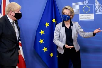 Hier gehts lang: EU-Kommisonschefin Ursula von der Leyen zeigt Boris Johnson wo es langgeht.
