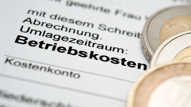 Auch vermietende Wohnungseigentümer müssen die Betriebskostenabrechnung innerhalb der geltenden Frist erstellen.