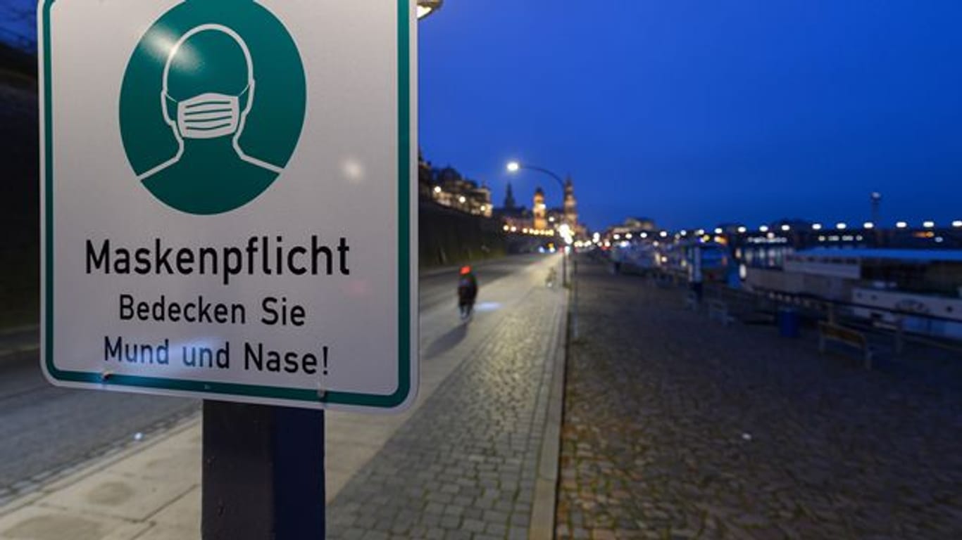 Ein Hinweisschild in Dresden erinnert an die Maskenpflicht.