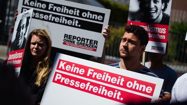 Mitarbeiter und Aktivisten von Reporter ohne Grenzen während einer Protestaktion: Fast 400 Journalisten sitzen weltweit im Gefängnis. Mitarbeiter und Aktivisten von Reporter ohne Grenzen während einer Protestaktion: Fast 400 Journalisten sitzen weltweit im Gefängnis.