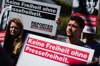 Mitarbeiter und Aktivisten von Reporter ohne Grenzen während einer Protestaktion: Fast 400 Journalisten sitzen weltweit im Gefängnis.