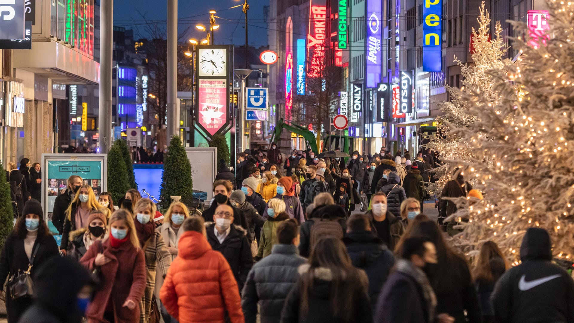 Adventswochenende an der Schadowstraße in Düsseldorf: Am Mittwoch beginnt ein deutschlandweiter Lockdown.