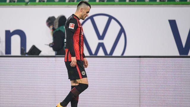 Frankfurts Filip Kostic geht nach Spielschluss vom Feld (Archivbild): Er will bei der Eintracht bleiben.