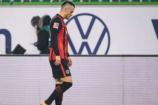 Frankfurts Filip Kostic geht nach Spielschluss vom Feld (Archivbild): Er will bei der Eintracht bleiben.