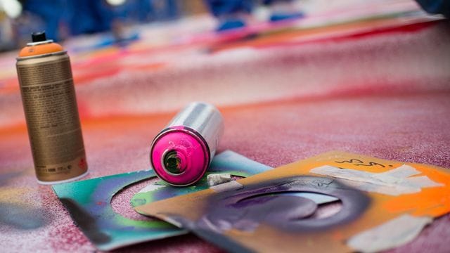 Mit Sprühdosen und Schablonen arbeitet auch der Streetart-Künstler Banksy. Mit Sprühdosen und Schablonen arbeitet auch der Streetart-Künstler Banksy.