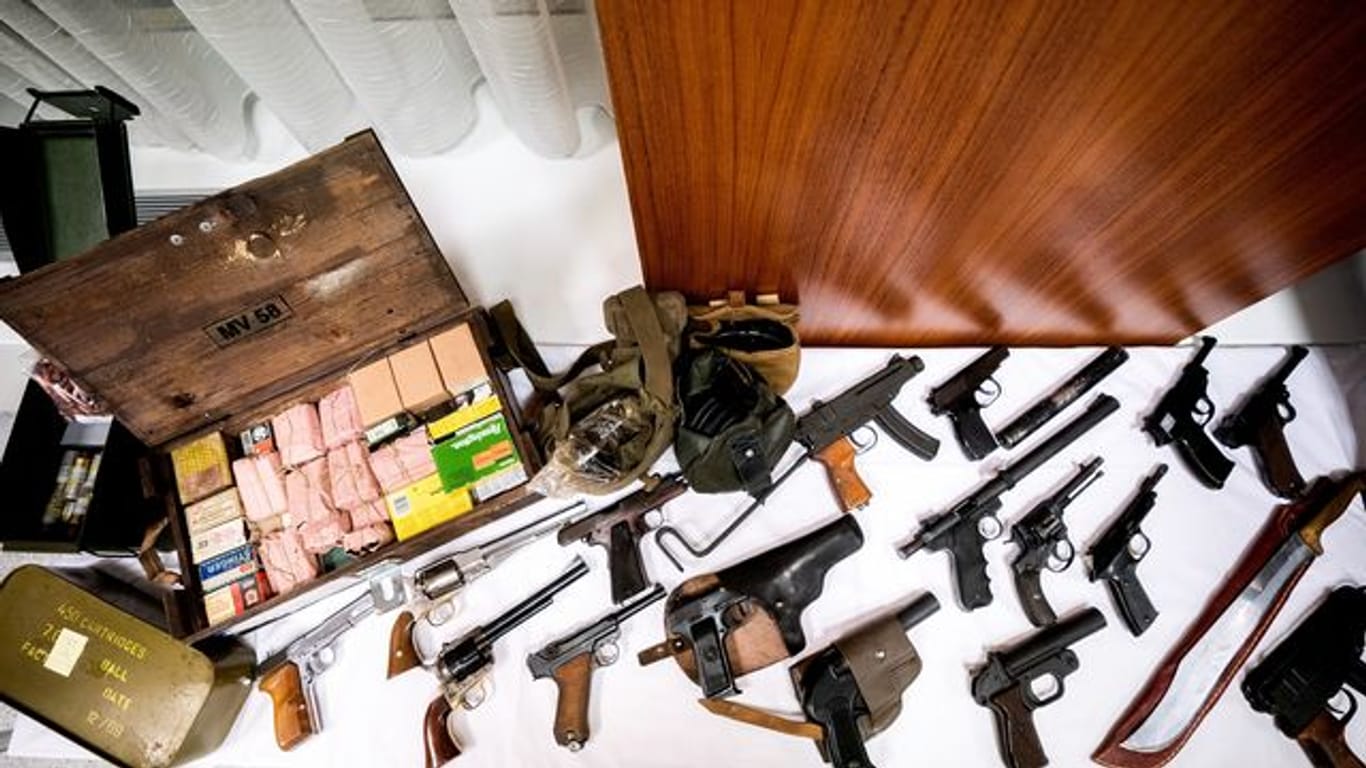 Bei einem Schlag gegen Rechtsextreme haben Polizisten in Österreich mehrere Waffen beschlagnahmt.