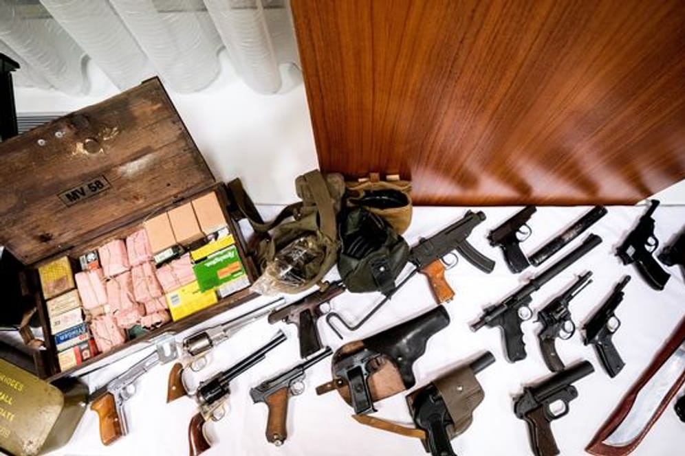 Bei einem Schlag gegen Rechtsextreme haben Polizisten in Österreich mehrere Waffen beschlagnahmt.