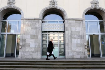 Blick auf das Gebäude des Hagener Land- und Amtsgerichts (Archivfoto): Dort muss sich ein Mann wegen Totschlags verantworten. Er könnte aber auch wegen Mordes verurteilt werden.