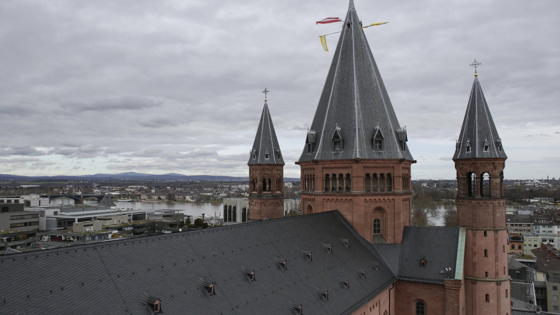 Blick auf den Mainzer Dom: Theologin Sonja Strube spricht darüber, was das Bistum Mainz ausmacht.