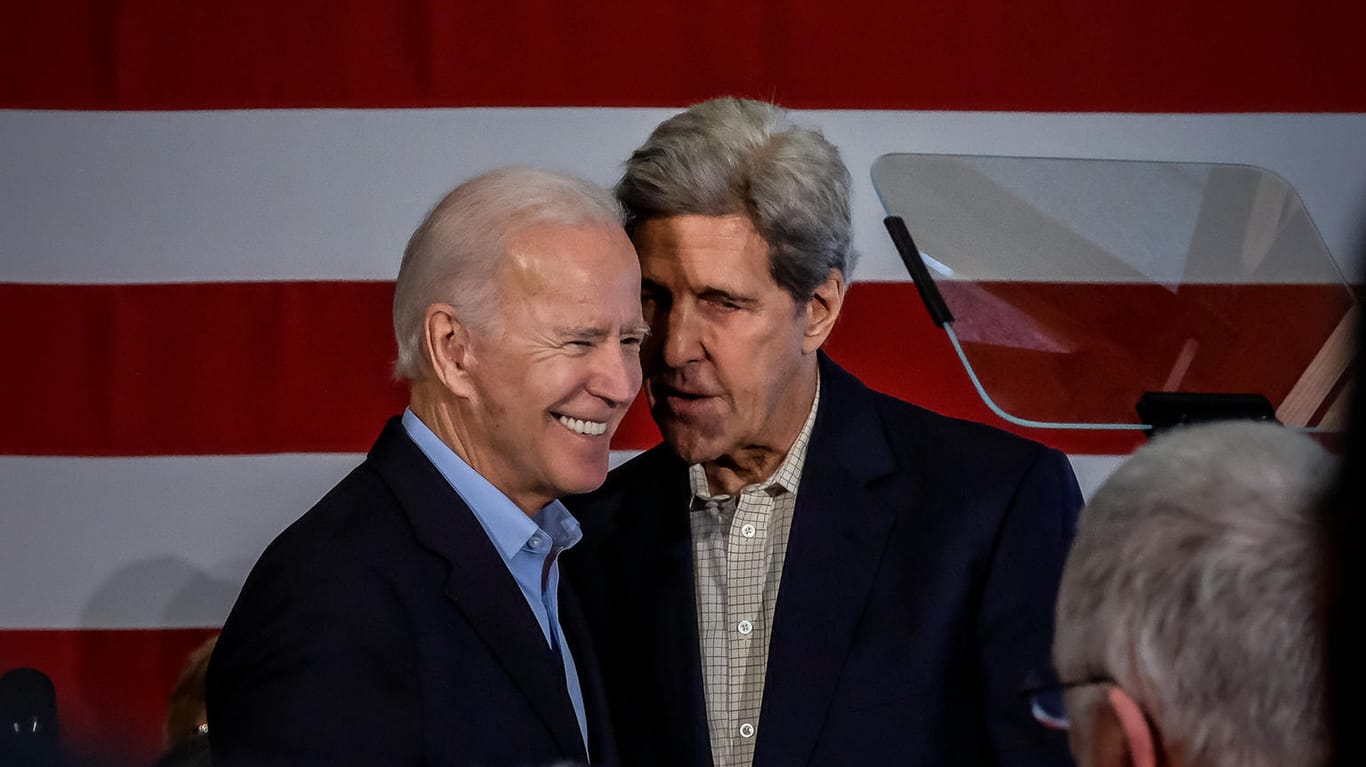 Joe Biden mit seinem Umwelt-Sonderbeauftragten John Kerry: Der gewählte Präsident hat sein Klima-Team um zwei weitere prominente Namen erweitert