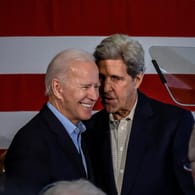 Joe Biden mit seinem Umwelt-Sonderbeauftragten John Kerry: Der gewählte Präsident hat sein Klima-Team um zwei weitere prominente Namen erweitert