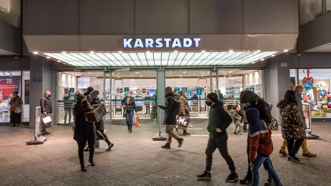 Weihnachts-Shopping auf dem Ku'damm in Berlin: Kurz vor dem Lockdown hat Berlin Gesundheitssenatorin vor vollen Innenstädten gewarnt.
