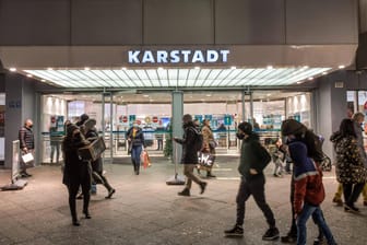 Weihnachts-Shopping auf dem Ku'damm in Berlin: Kurz vor dem Lockdown hat Berlin Gesundheitssenatorin vor vollen Innenstädten gewarnt.